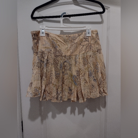 Lux cream miniskirt with floral pattern and ruffles size 7 
EUC - Picture 2 of 3
